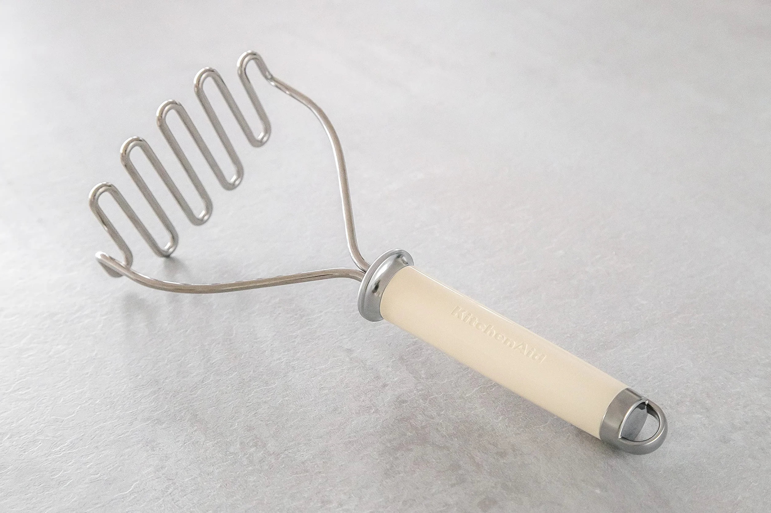 KitchenAid Kartoffelstampfer, Küchenutensil aus Edelstahl – Almond Creme