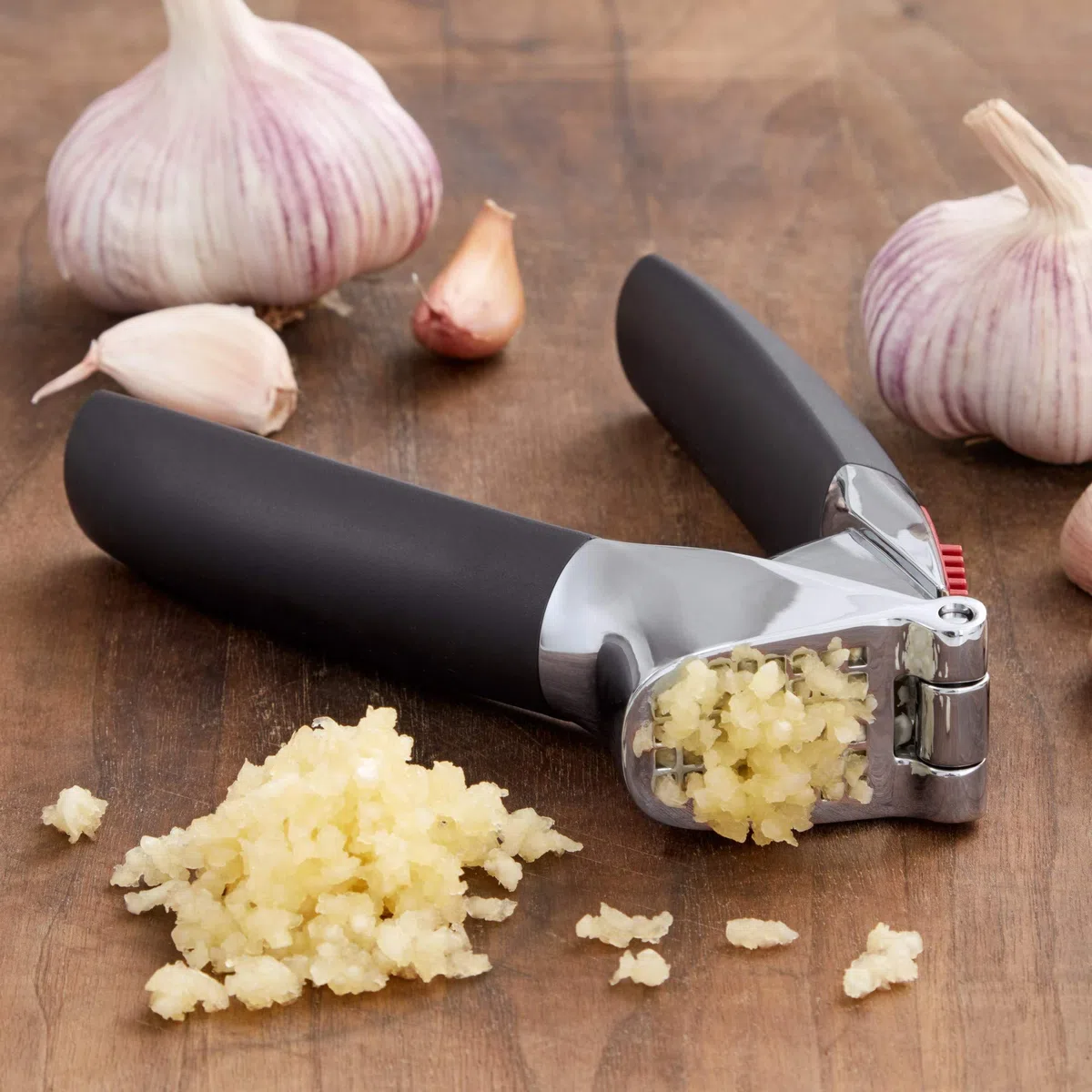 OXO Good Grips Knoblauchpresse mit integriertem Reiniger - Große Kammer - Solide Zink-Konstruktion - spülmaschinenfest - weiche rutschfeste Griffe für mehr Komfort