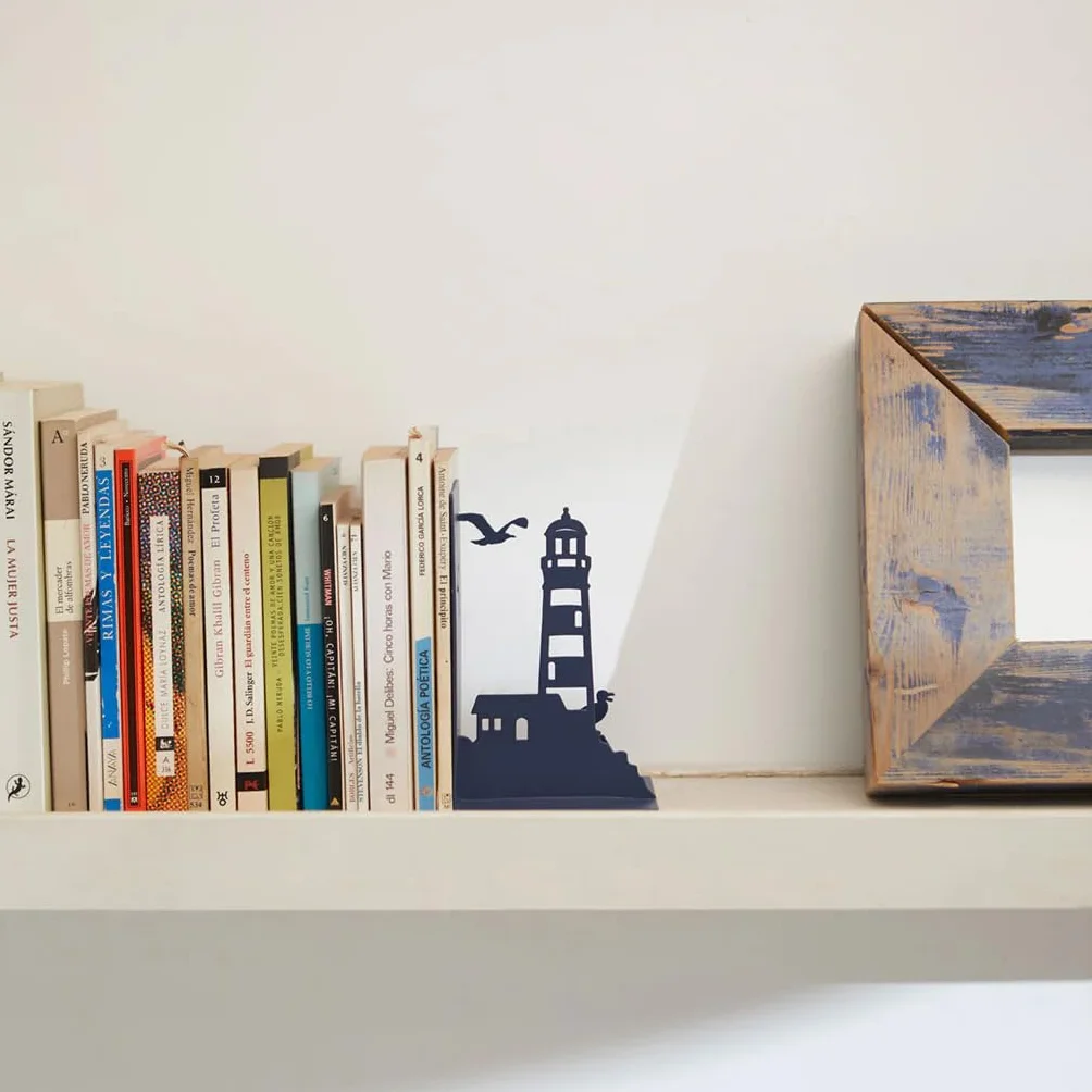 Balvi Buchstützen Lighthouse Farbe Blau Klassischer Ausblick auf die Küste: Leuchtturm und Möwen Meta