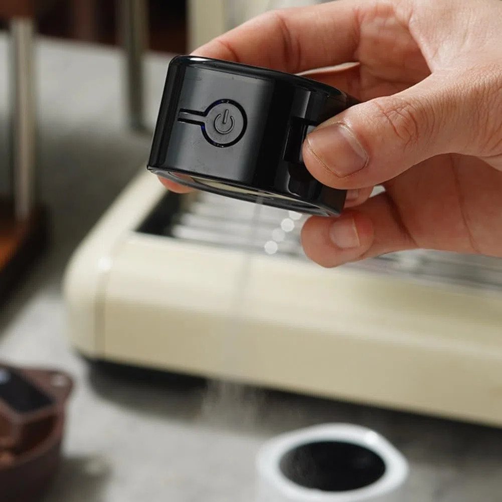 Eawfgtuw Elektrischer Kaffeebohnen-Spritzer mit antistatischem Nanonebel-Spray, große Kapazität, ABS-Metall-Silikon-Zerstäuber für gleichmäßiges Mahlen und verbesserte Aromafreigabe (weiß)
