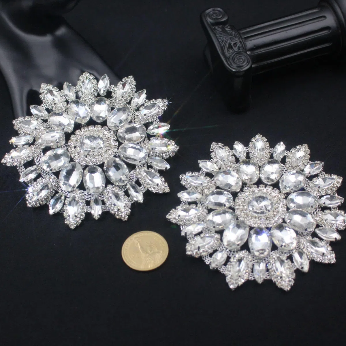 PEARLY JUN 2 Pcs Silver White Sonnenblumen Handgefertigte Strass Applikation Glass Rhinestone Applique Näh Applikationsaufnäher mit Kristallen Strass Applikation für Brautkleid DIY Taschen