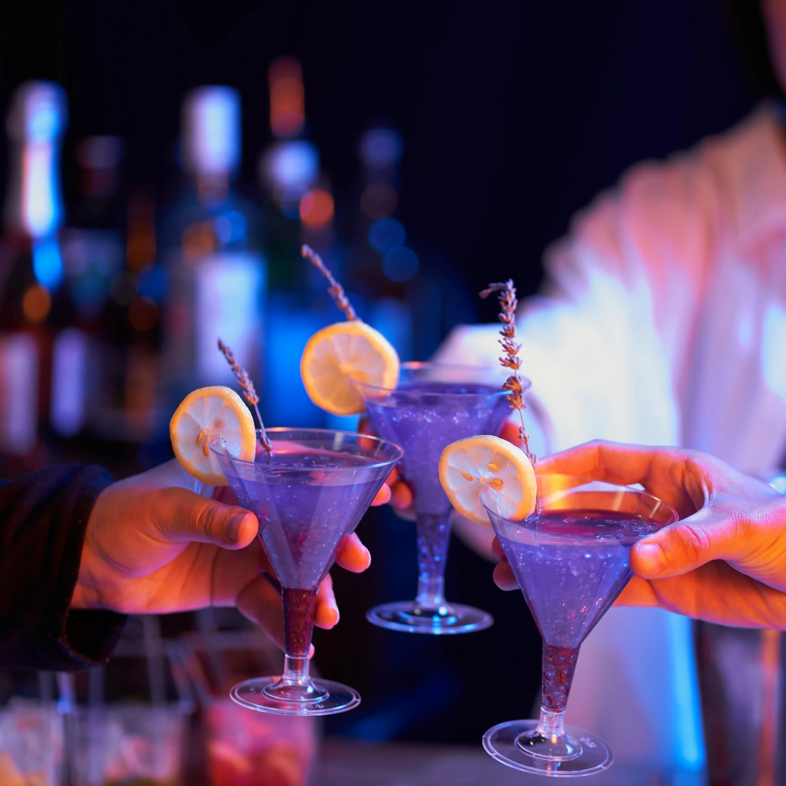 MATANA 24 Plastik Cocktailgläser, Martini Gläser Kunststoff, 210ml - Wiederverwendbar - Mehrweg Plastikbecher - Margarita Gläser, Cocktail Becher für Partys, Geburtstagen, Hochzeiten
