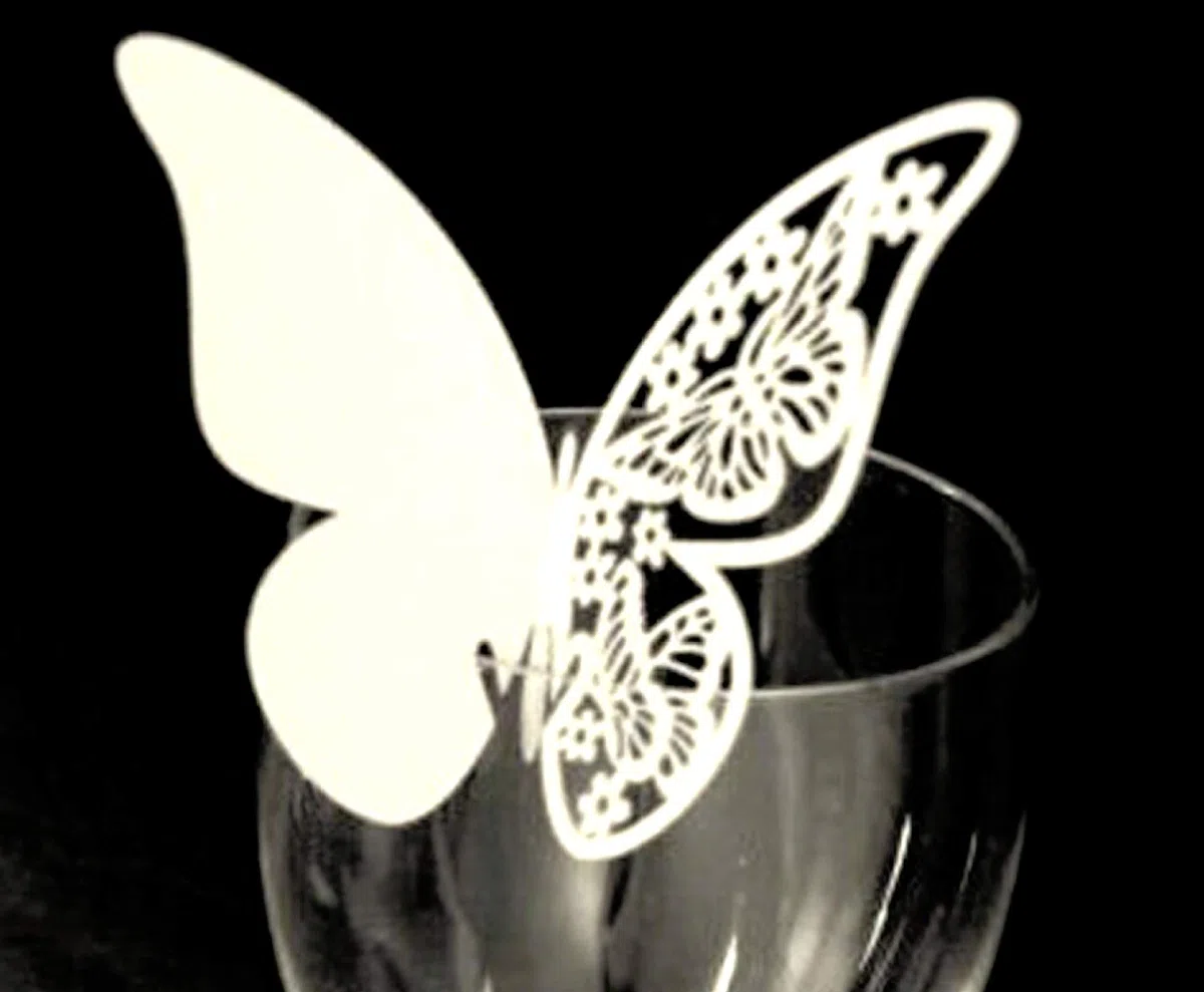 Wambere 100 Stück Schmetterling Trichterwinde Tischkarten Namenskarten Glasanhänger Wandsticker für Tischdeko Hochzeit Party Haus Deco,Schmetterling Tischkarten Laser Platzkarten Namenskarten,Weiss