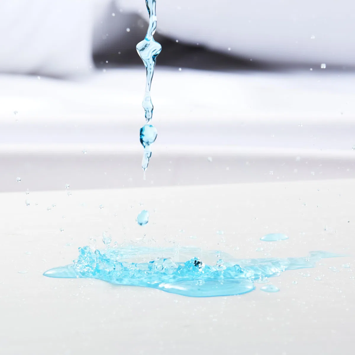 Amazon Basics Matratzenüberzug Anti-Milben Wasserdicht & Bettwanzensicher, Encasing mit Reißverschluss, bis 30 cm Tiefe, 140 x 200 cm, Weiß