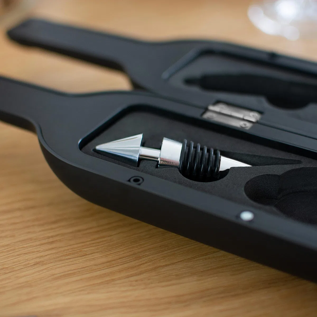 Weinöffner Set 5 TLG. - Weinflaschen Design, Schwarz - Wein Zubehör mit Folienschneider | Korkenzieher | Ausgießer | Tropfring | Edelstahlkorken