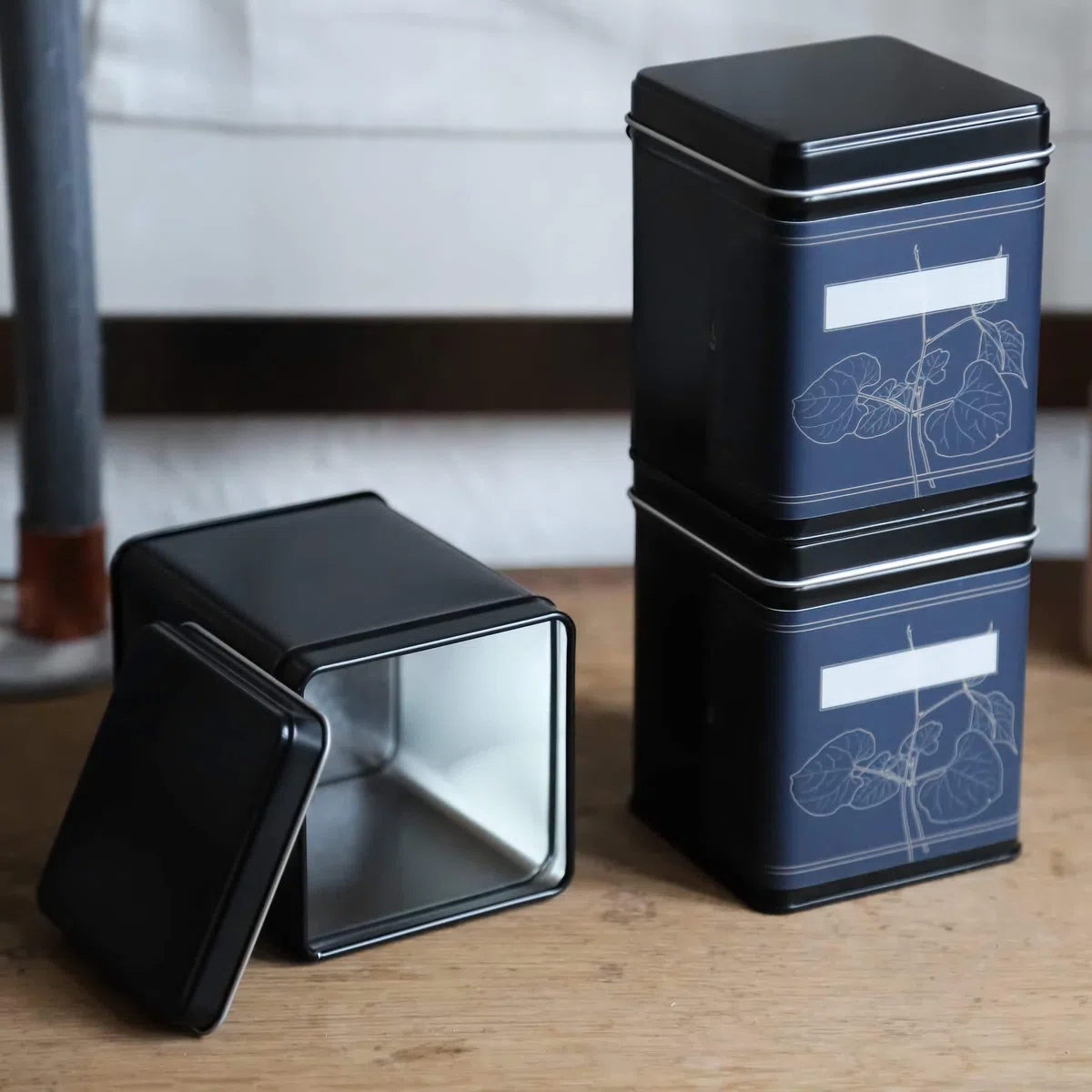 6x klassische eckige Teedose, stapelbar, aromadicht aus Metall für je 140g Earl Grey, inkl. 6 florale-Etiketten | 9.8x7.6x7.6 cm (H,B,T) auch ideal als Mehl-, Reis- oder Keksdose