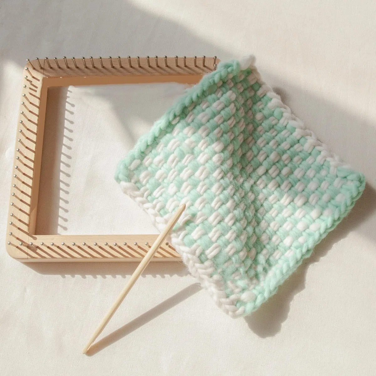 Fockety Quadratischer Strickwebstuhl, Handgefertigter Webstuhl für den Haushalt, DIY-Handarbeit-Holzstrickbrett-Strickwerkzeug Zum Weben von Mützen, Schals, Decken und Schals (20 * 20CM)