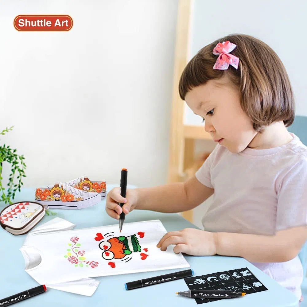 Shuttle Art Textilstifte Waschmaschinenfest, 40 Farben Textilmarker Set mit Doppelspitzen, Stoffmalstifte Waschfest, ungiftig und säurefrei, für T-Shirts, Beutel, Sportschuhen, Jeans geeignet