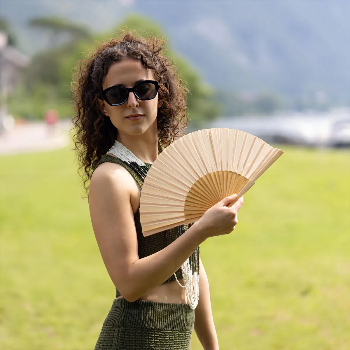 Faltbare beige Fächer aus handlackiertem Holz und Stoff, Fächer Hochzeit faltbar, Spanischer Fächer, Japanischer Fächer