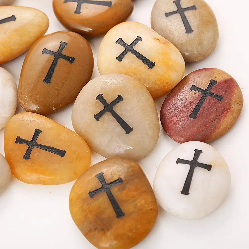 ROCKIMPACT 24 Stück Kreuz Steine mit Kreuz Glück Gravierte Steine Gravur Inspirierende Steine Glücksbringer Ermutigung Dankbarkeit Geschenk Glückssteine (Großhandel, je 5-8 cm)