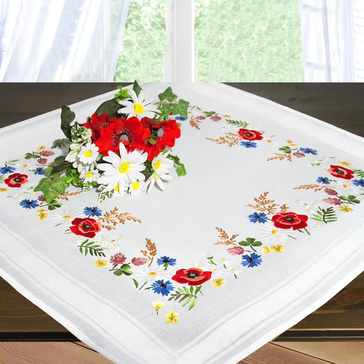 KAMACA Stickpackung Tischdecke 80x80 cm Stielstich Plattstich vorgedruckte Stickdecke inkl. Stickgarn Stickvorlage Anleitung Stickset zum Selbersticken für Erwachsene (Blütenparadies MD 80x80 cm)