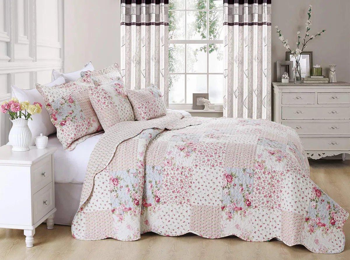 Delindo Lifestyle Tagesdecke Patchworkdecke Rosen im Landhausstil, Bettüberwurf im Patchwork Design, 140x210 cm