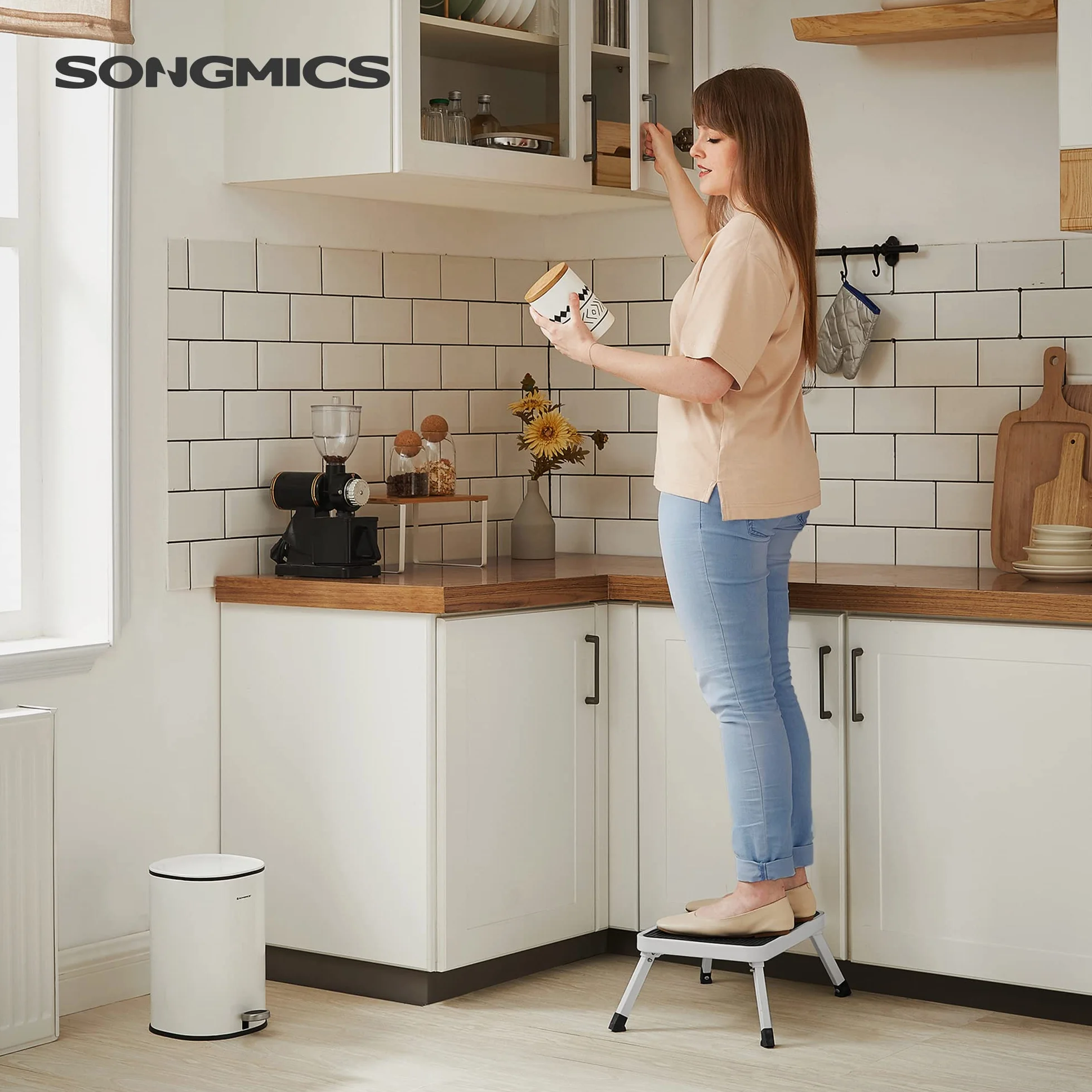 SONGMICS Tritthocker, Trittleiter, Klapptritt, einstufige Leiter aus Stahl, rutschfeste Trittfläche, bis zu 150 kg belastbar, Größe ausgeklappt 32 x 44 x 17,5 cm, weiß GSL01WT