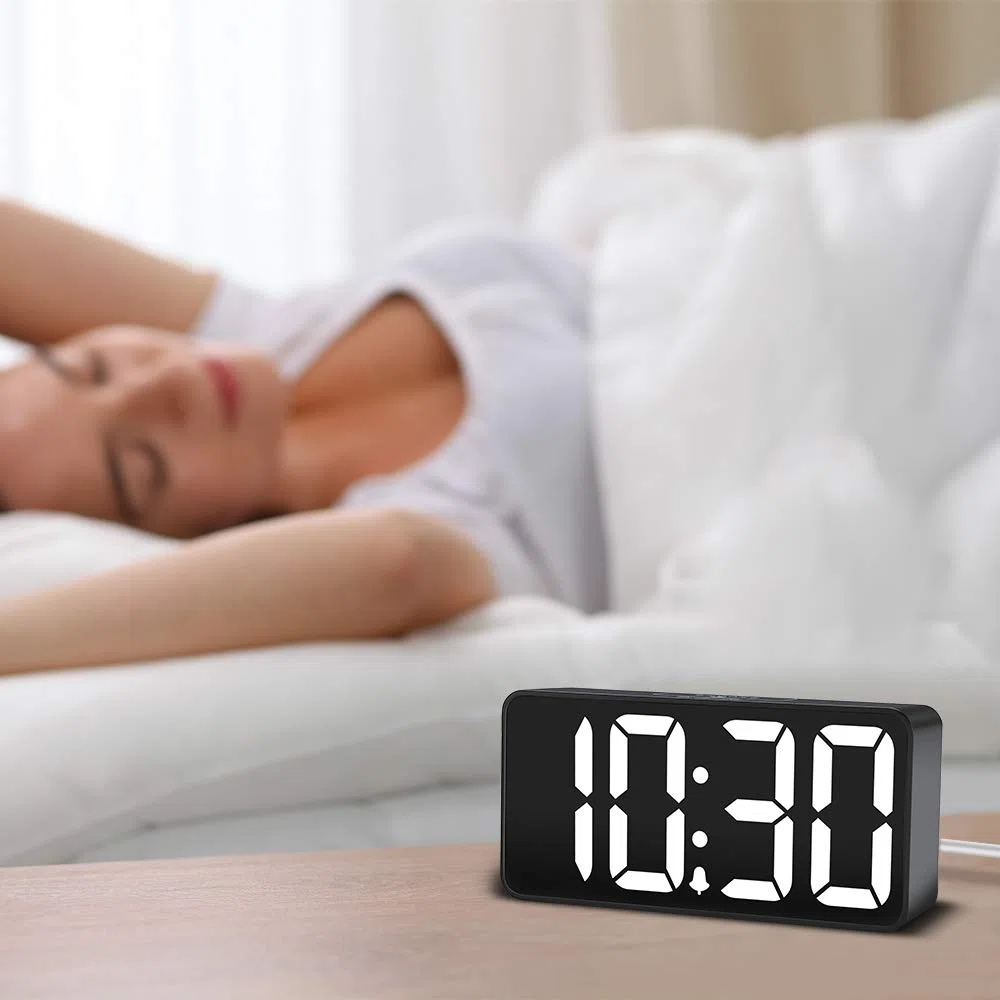 Eachui LED Wecker Digital mit Große Ziffern RGB Farbig für Kinder | USB-Ladeanschluss, Große Ziffern Display, Helligkeit und Lautstärke Regelbar, Snooze, 12/24HR, Netzbetrieben