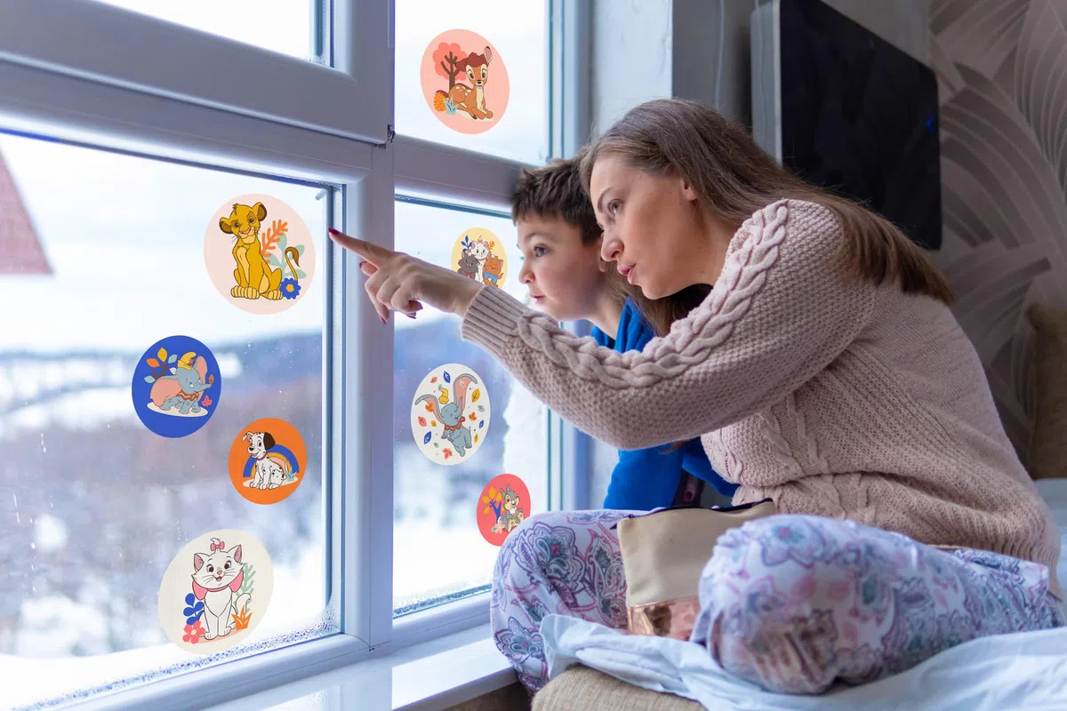 Fenstersticker - Better Together Bubbles - Größe 30 x 30 cm, 2 Bogen - Fensterbild, Kinderzimmer, Kinderzimmerfenster, Disney