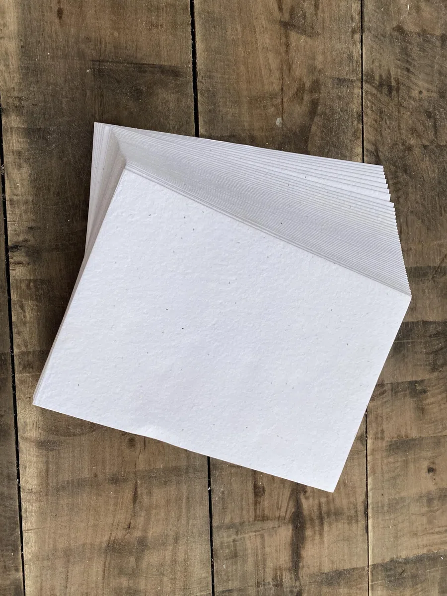 Wanderings Handgemachte Blumensamen Papierkarten – A6 Größe / 10 x 15 cm – 50 Stück – Pflanzbare Wildblumen-Samenpapier für Einladungen, Postkarten & Gedenkfeiern – 250 GSM Büttenrand
