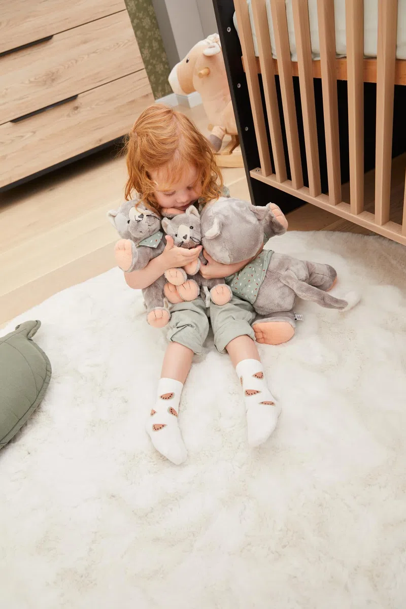 Sterntaler Spieluhr M Katze Lilly - Baby Spieluhr aus Plüsch-Material, waschbar mit herausnehmbarer Spieluhr, Brahms Wiegenlied - Einschlafhilfe, wirkt beruhigend zuhause & unterwegs, grau