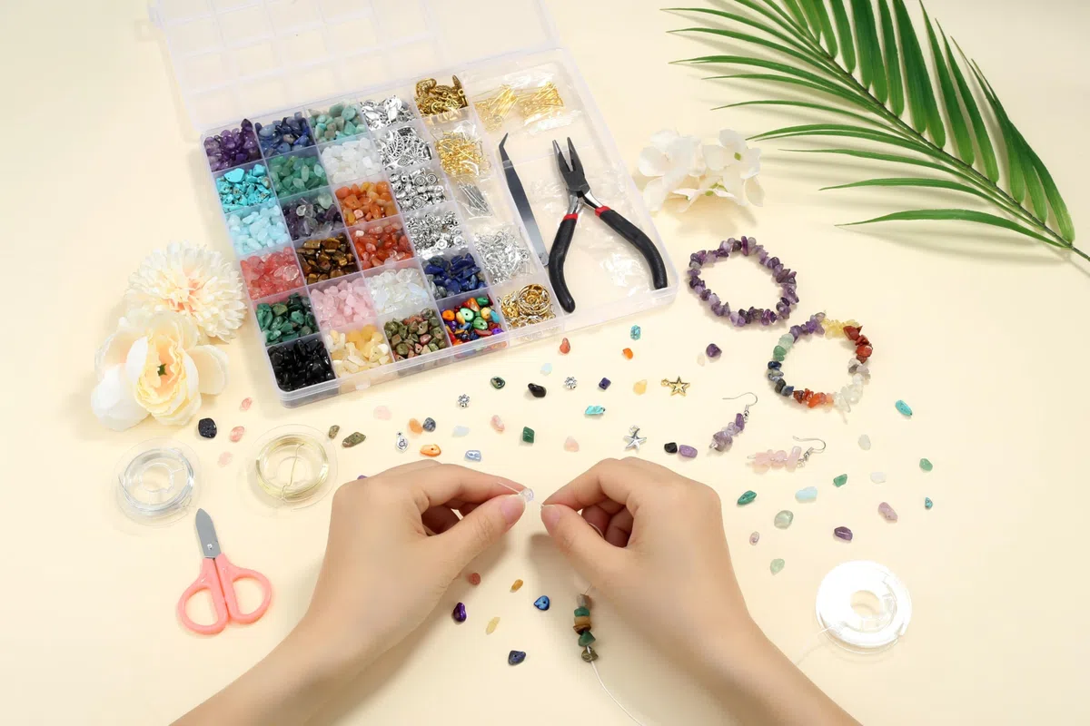 GUJOXILA Schmuck Selber Machen Set mit 20 Farben Edelsteine Perlen 1200 Kristall Perlen Set für Ohrringe Selber Machen DIY Ringe Armbänder Ketten und Schmuckherstellung Bastelset