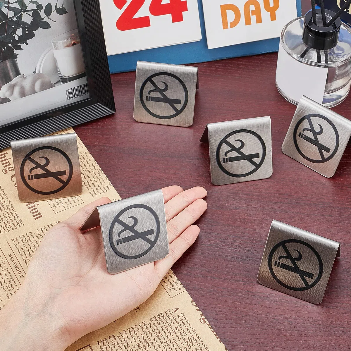AHANDMAKER 6 Stück Edelstahl Nichtraucher-Schild, Doppelseitiges Nichtraucher Warnschild Rauchverbot Tischkarte für Außen-und Innenbereich Bibliotheken Hotels, Cafés, 4.8x5x5cm