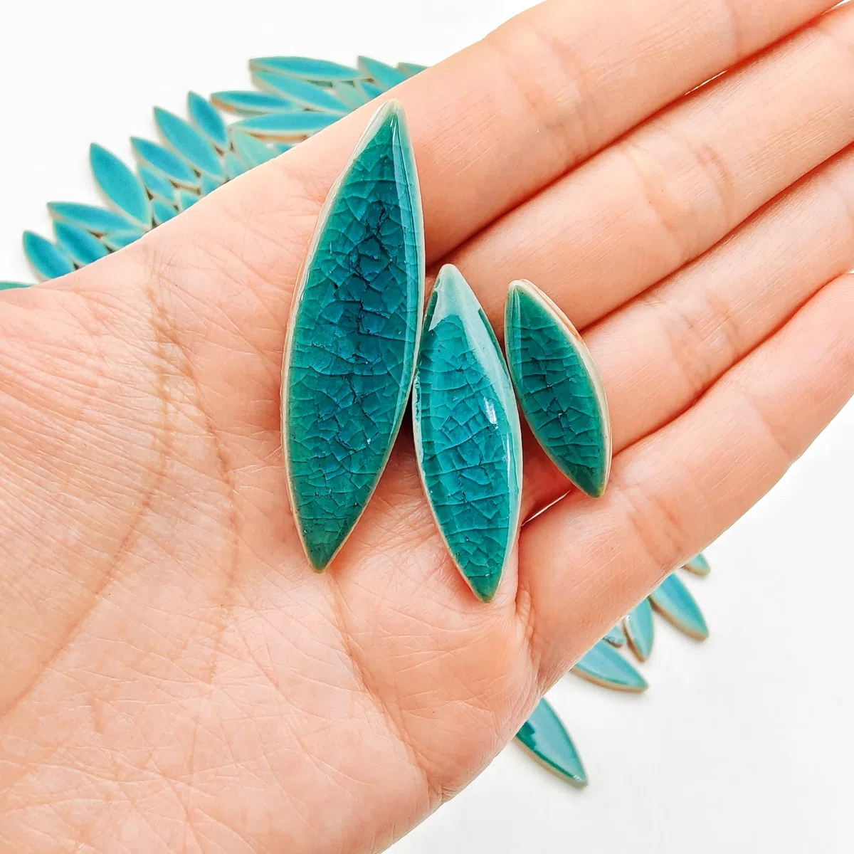 500 g/1,1 lb YOZIEMQ Weidenblatt-Petal-Form Keramikmosaik, unregelmäßige Mosaikstücke für Heimdekoration oder DIY-Bastelarbeiten, Mosaikherstellungszubehör. (Pfauenblau)