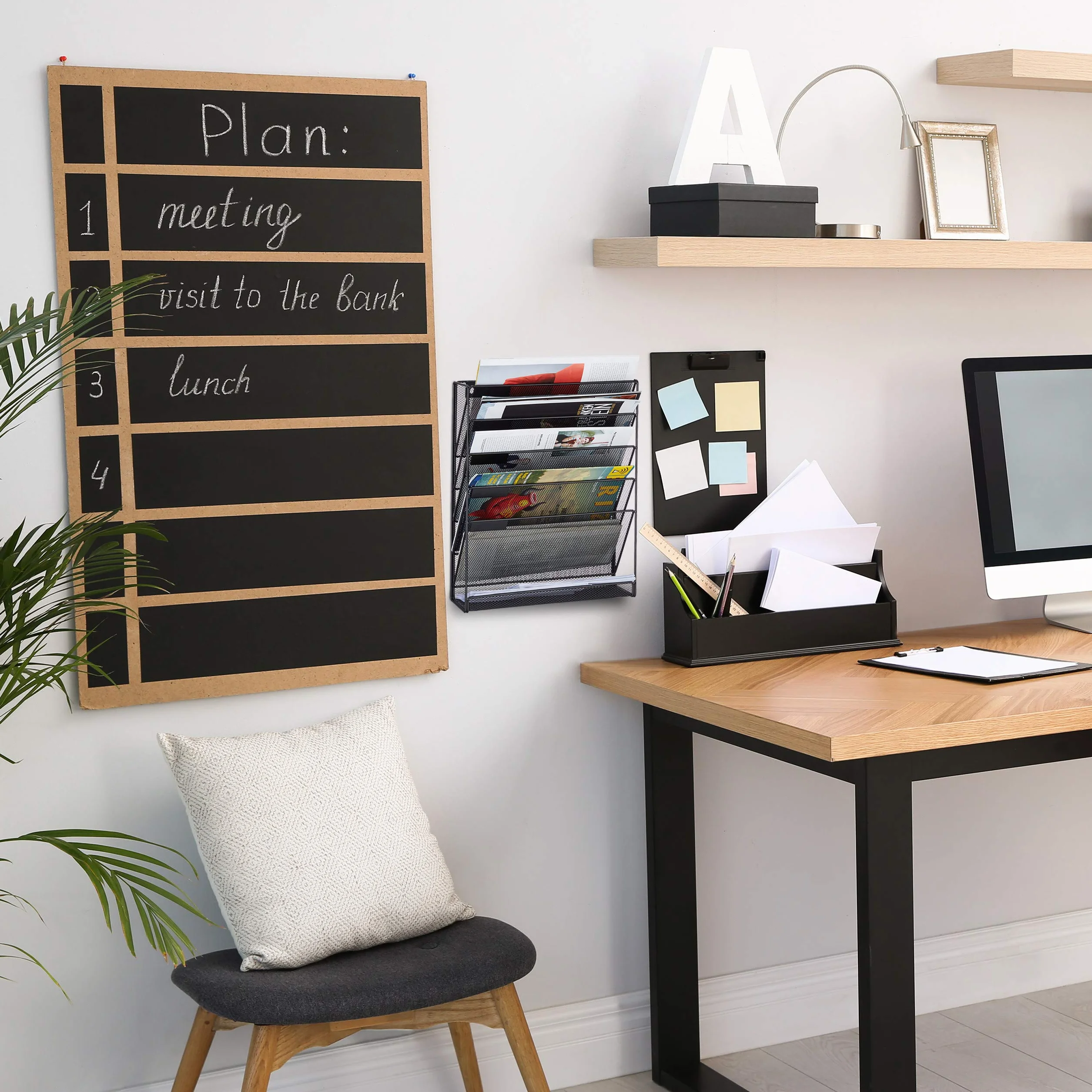 Relaxdays Zeitschriftenhalter Wand, Prospekthalter A4, Zeitschriften Wandhalter, Metall, HxBxT: 40 x 32 x 10 cm, schwarz