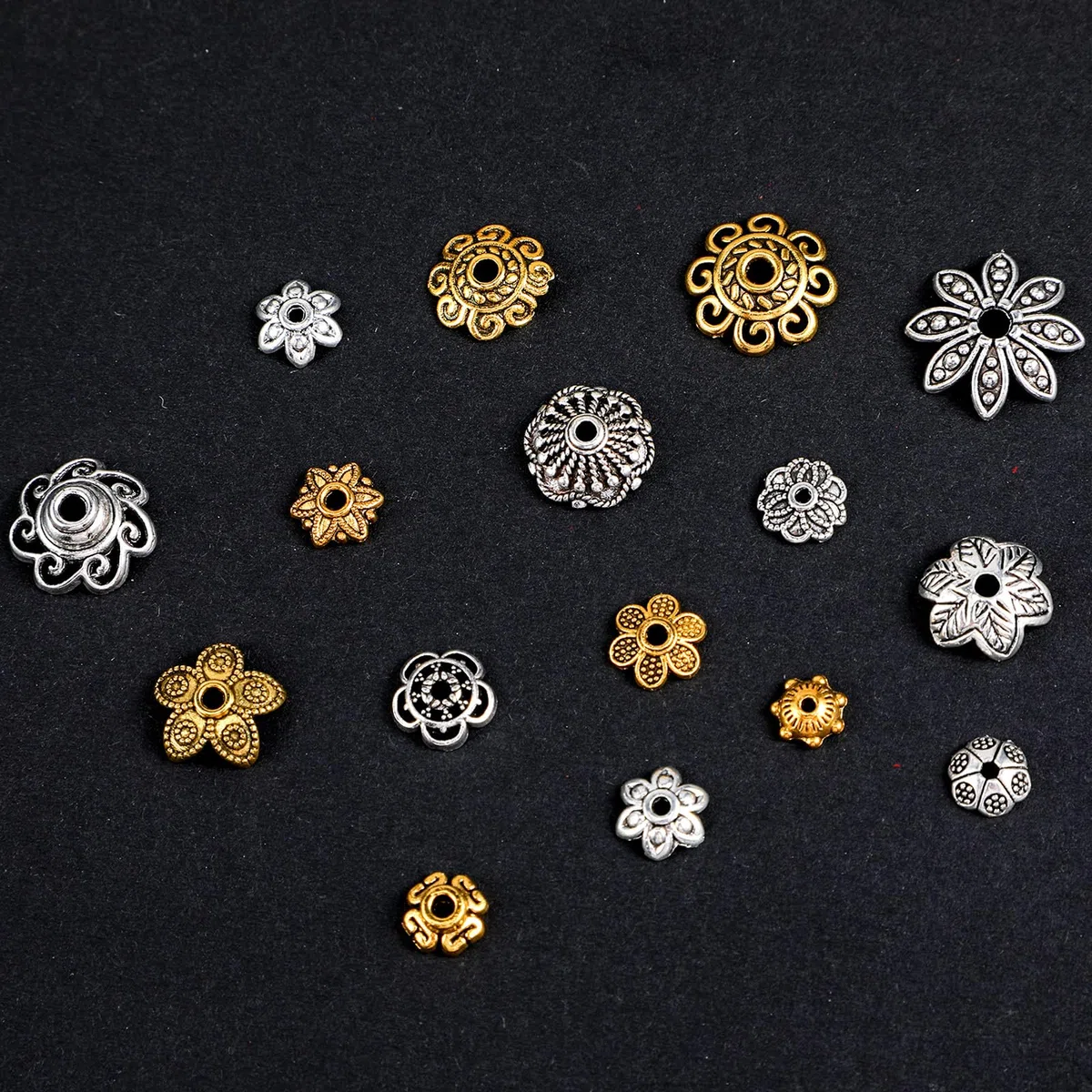 300 Stück Blumen Perlenkappen Gold Perlen Schmuckperlen Perlen zum Auffädeln Vintage Blumenperlen Endkappen Abstandsperlen Metallperlen für DIY Schmuckherstellung Armbänder Ohrringe Halsketten