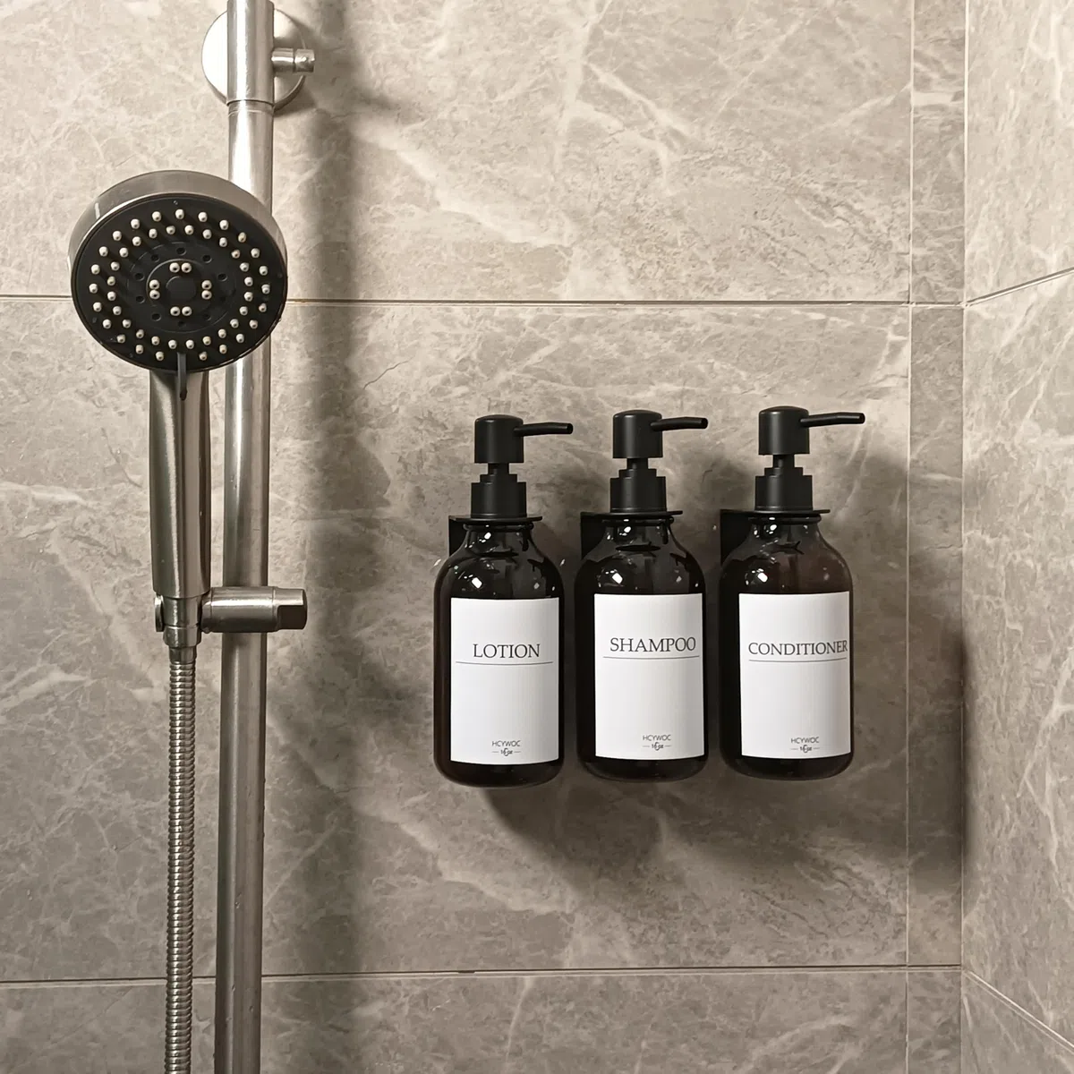 Seifenspender Wandbefestigung, Shampoo Flaschen Zum Befüllen Mit 16 Wasserdichten Etiketten, Spülmittelspender Ohne Bohren, Badezimmer Seifenspender Set, 500ml, 3 Stück, Bernsteinfarben
