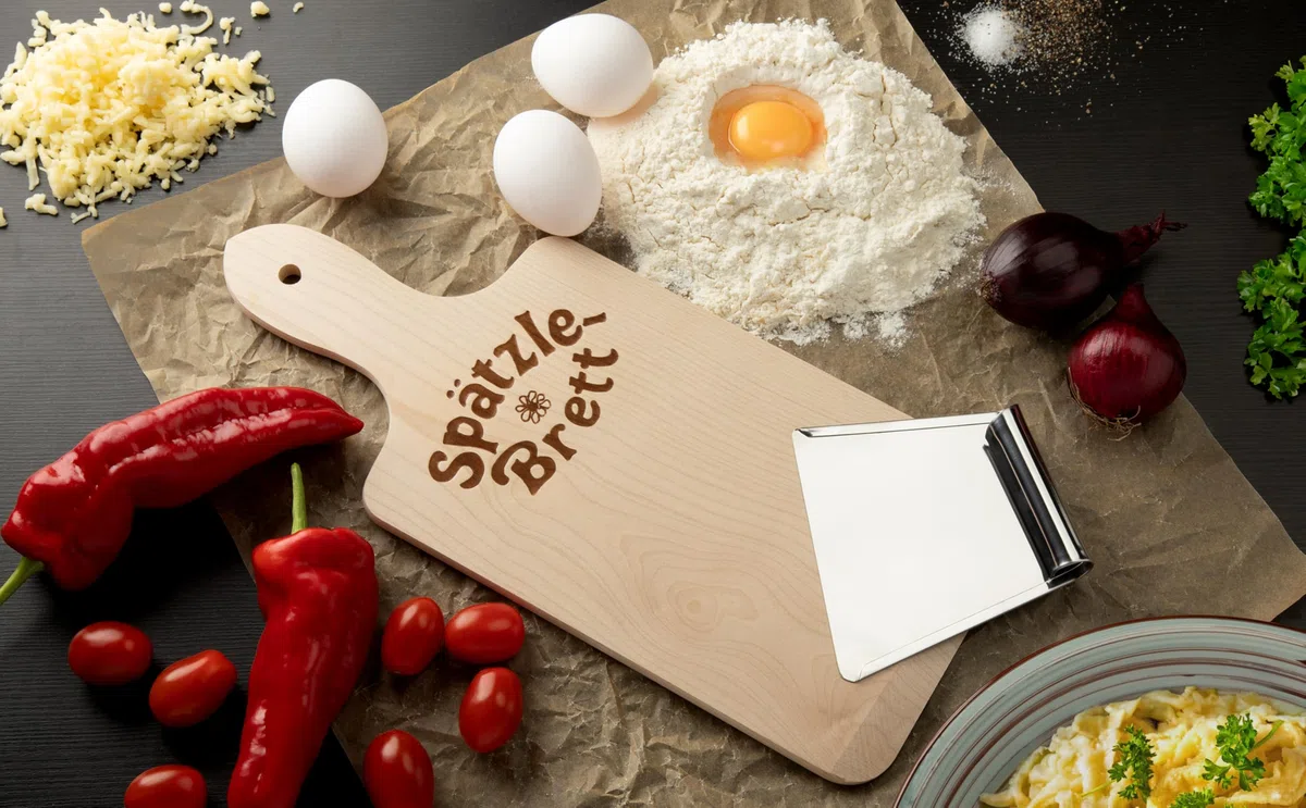 Spätzlebrett, Holz, mit Edelstahl-Schaber – für die klassische Spätzle-Zubereitung - Qualitätsprodukt – im Set incl. Rezeptanleitung - Spätzleschaber-Set - Spätzlebrett mit Schaber - mediatrades -