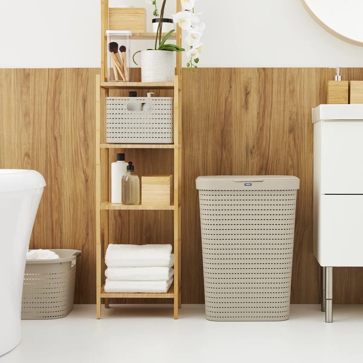 Rotho Country Wäschesammler Kunststoff mit Deckel 55l | Wäschekorb schmall in Rattan-Optik | Deckel öffnet komplett | angenehm zu tragen | einfach zu reinigen & hygienisch | beige