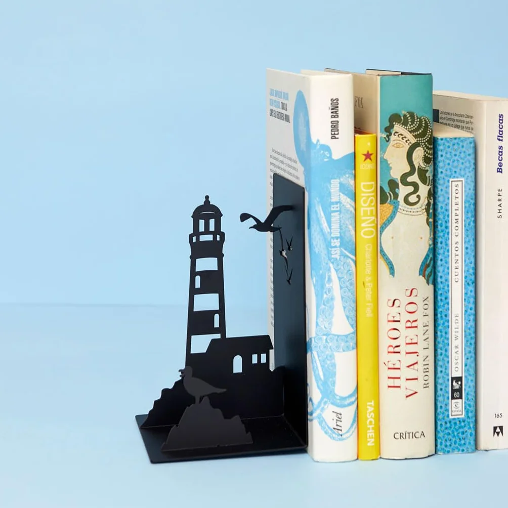 Balvi Buchstützen Lighthouse Farbe Schwarz Klassischer Ausblick auf die Küste: Leuchtturm und Möwen M