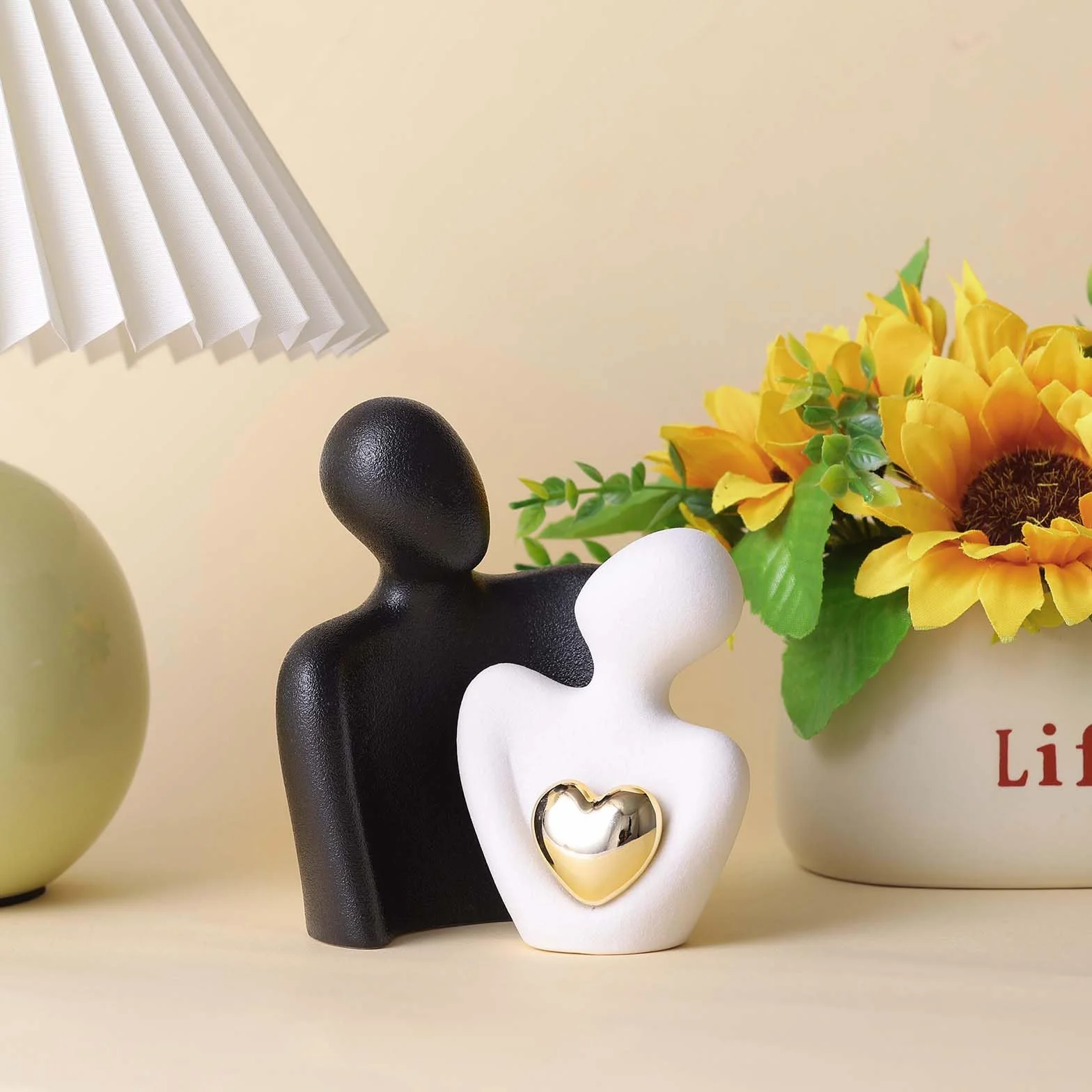 Romantische Paar Statue,Wohnzimmer Deko Moderne Keramik Figuren,Liebe Porzellan Figur,Umarmendes Brautpaar, Skulptur Deko Modern,Kleine Regal Deko Figur Gild