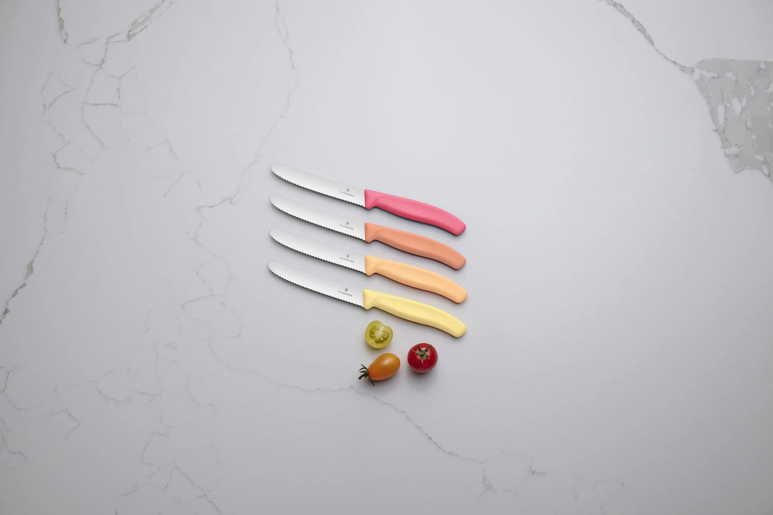 Victorinox Swiss Classic Frühstücksmesser, Brötchenmesser, Set 4teilig, Scharfe Klinge, Wellenschliff, 11 cm, Rostfreier Stahl, Pink, Orange und Gelb