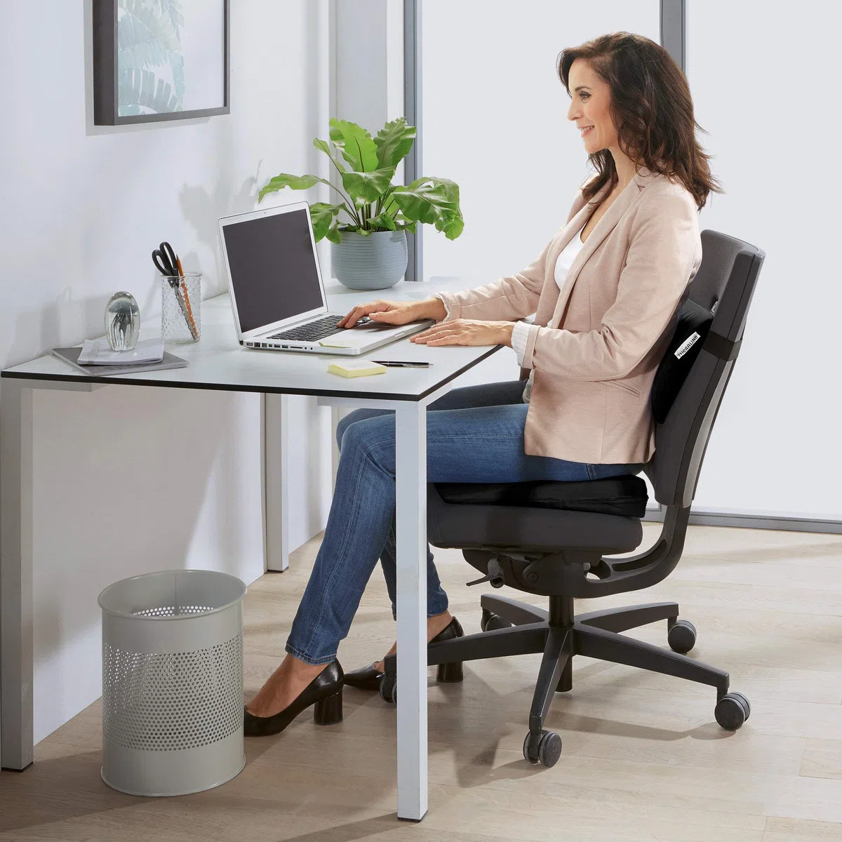 THERALINE Lordosekissen Lendenkissen 32x23x5/1 cm mit Bezug 'Köper Schwarz' | Ergonomisches Rückenkissen zur Unterstützung bei Rückenschmerzen | Ideal für Auto und Büro | Abnehmbares Halteband