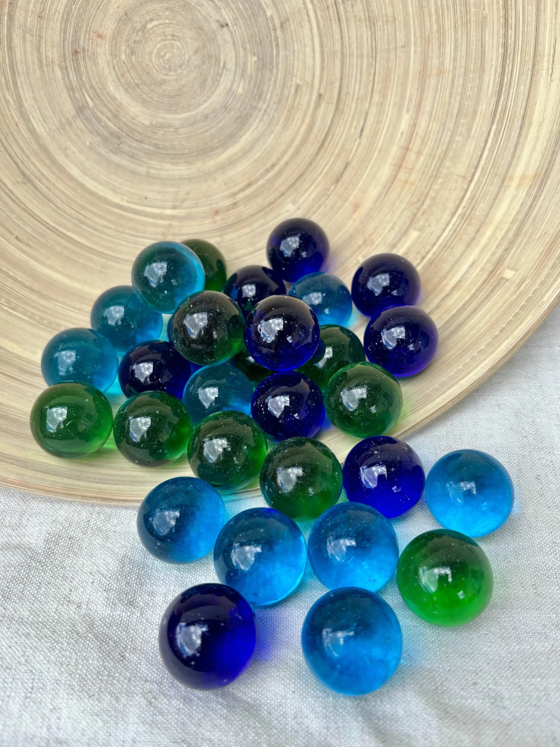 MEIERLE & Söhne 30 Große Glasmurmeln 25mm – Blaue & Grüne Glaskugeln für Deko, Vase, Tischdeko, DIY & Dekoration