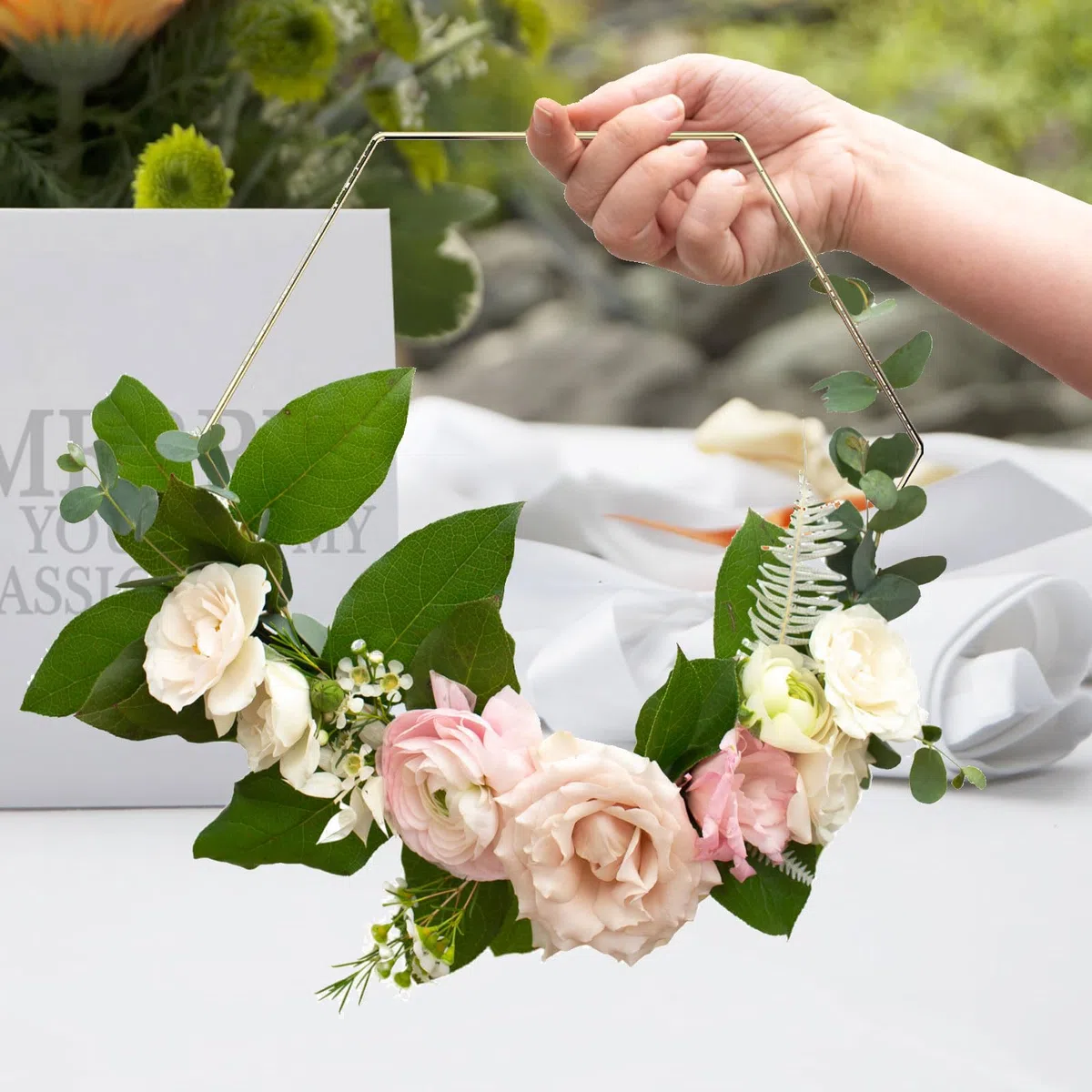 Metallringe zum Basteln, 10 Stück Hexagon Metallring, 20cm Metallring mit Fuß, Metall Deko Ringe mit Holzständer für DIY Handwerk Hochzeit Party Tischschmuck
