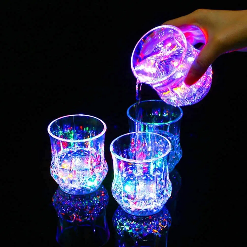 Glas Leuchtend Trinkbecher Farbwechsel Wasserglas Flüssigsensor Trinkglas mit Licht Cocktailglas Ananas Wasserbecher Beleuchtet Plastik Kristallglas Whisky Wein Barglas Party (Transparent 4 Stück)