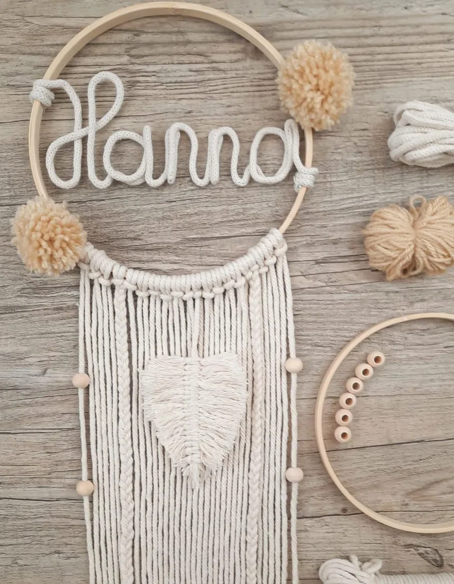 Makramee Namensring - einfaches, anfängerfreundliches Bastelset mit Videoanleitung - Baby Geschenk Geburt - Traumfänger Bastelset, Taufgeschenk, Makramee Set, Türschild, Deko Kinderzimmer