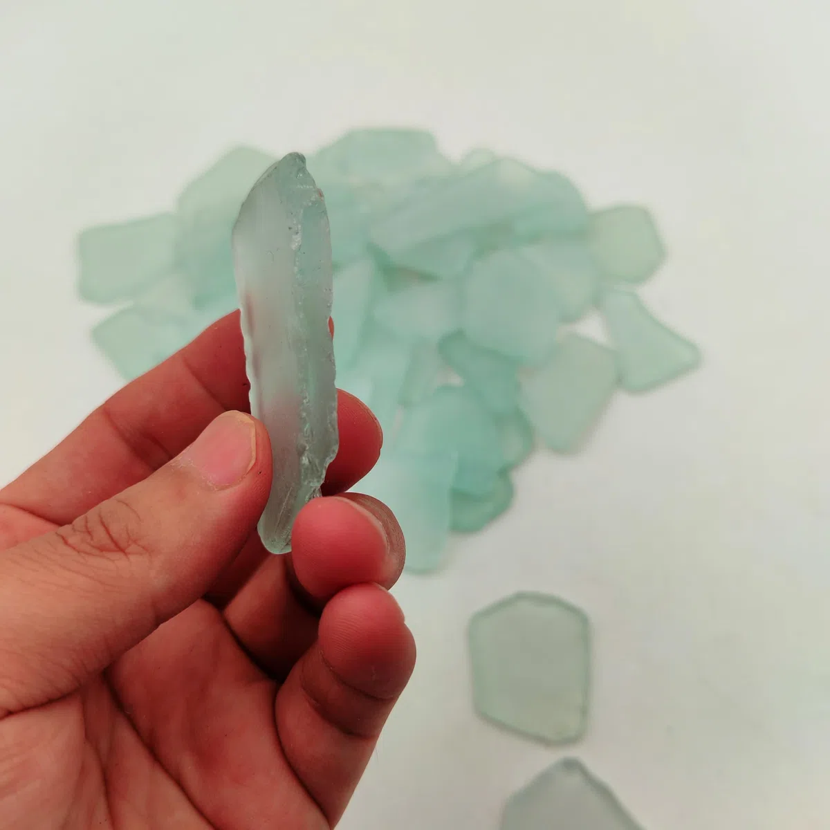 500g Unregelmäßige mattierte Glasmosaikfliesen im Großpack – DIY Bastelbedarf für Schmuck, Bilderrahmen, Untersetzer, Gartendekoration, Mosaik-Kunstprojekte für drinnen & draußen (Weiß, 2,5–6 cm)