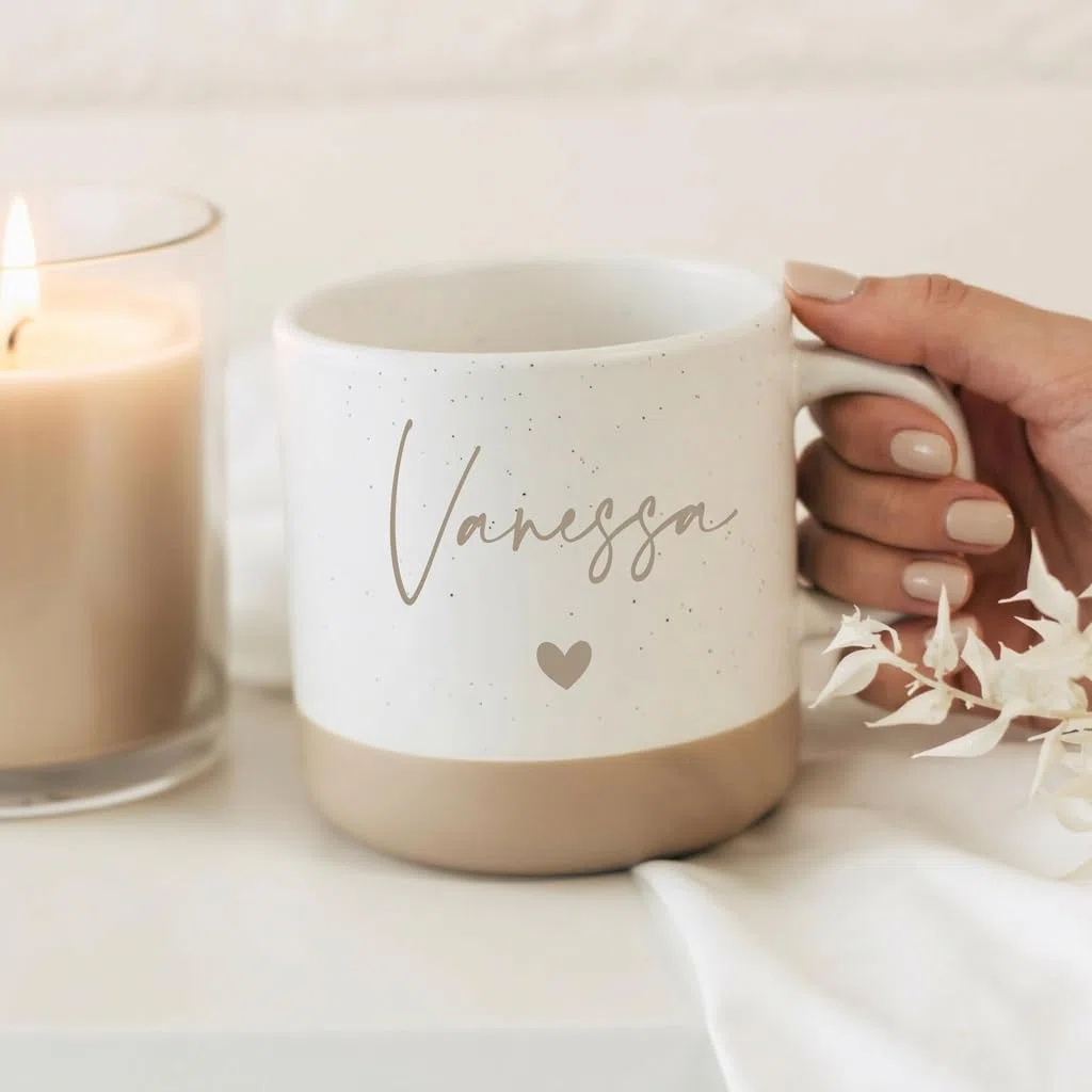 Personalisierte Keramiktasse mit Namen & Herz Design – Speckled Tasse Weiß Beige mit Namensgravur – Individuelle Kaffeetasse Geschenk für Frauen, Mama, Freundin – Geburtstag, Weihnachten, Muttertag