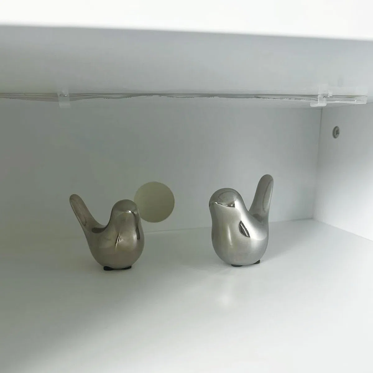 2 Stück Kleine Vögel Statuen, Keramik Vogel, Moderne Tier Vogel Skulpturen für Landschaft Garten Home Office Desktop Display Dekor (Silber)