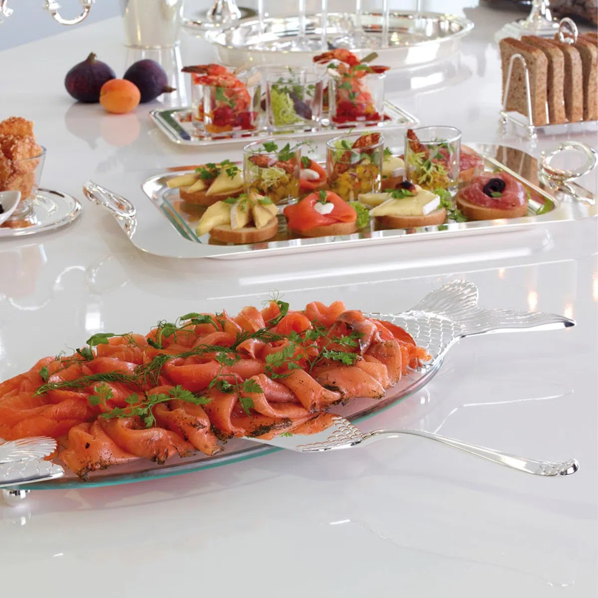 Fischheber versilbert 26 cm - Servierbesteck für Fischgerichte, poliert & anlaufgeschützt, mit Fisch-Motiv, stilvolles Besteck für Feinschmecker, Geschenk für Dinner & Tafelkultur