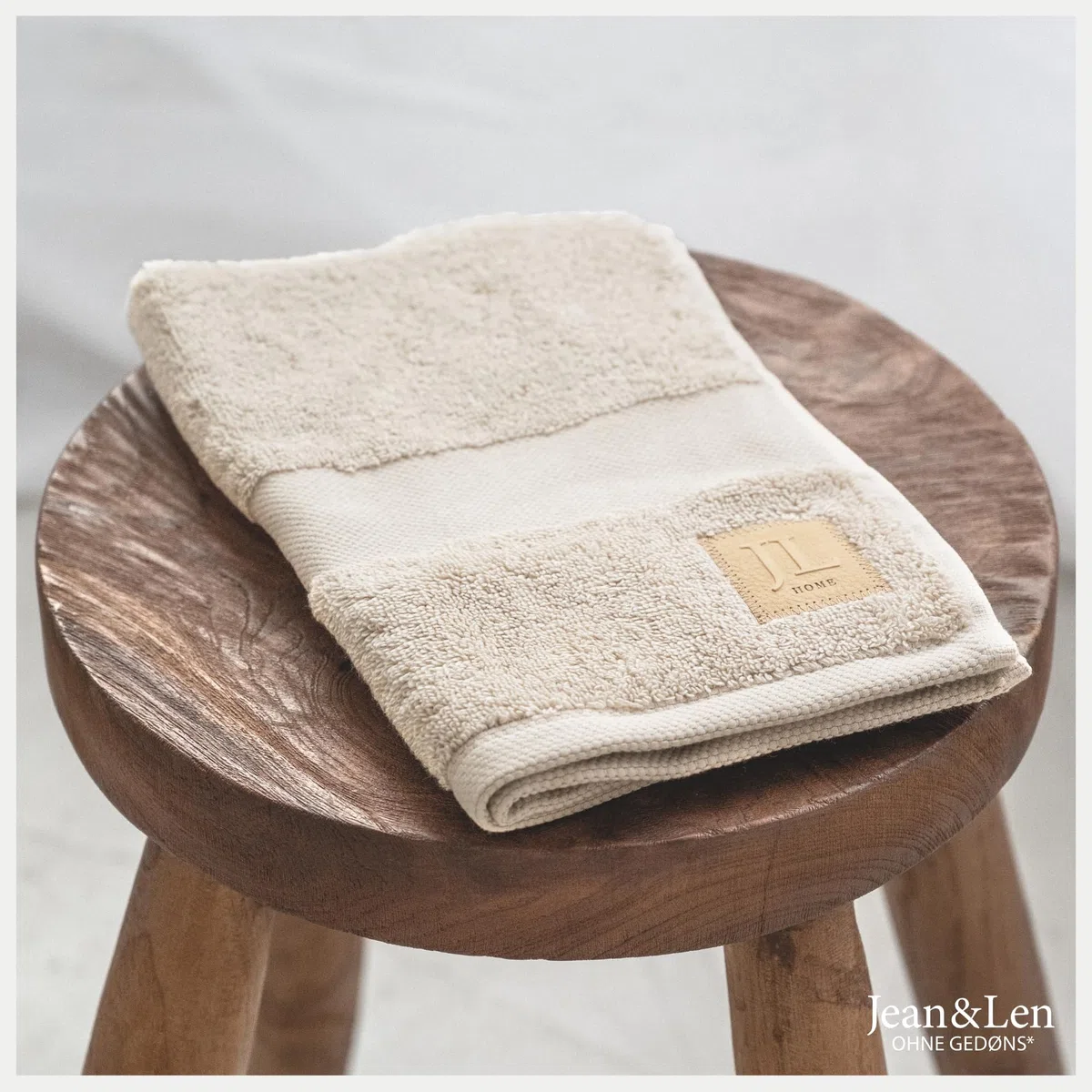 Jean & Len Gästehandtuch Set aus 100% Bio-Baumwolle, in der Farbe beige, mit Aufhänger, Oeko-TEX und GOTS Zertifiziert, Markenlabel aus veganem Leder, 6 x Gästehandtücher 30x50 cm