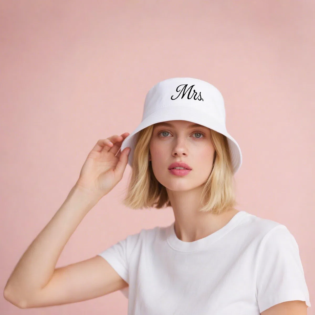 JUSTOTRY 2 pcs Mr and Mrs Bucket Hat für Junggesellenabschied Frauen und Bride to Be Deko,Schwarz und Weiß Braut Hut für Partner Geschenke und Hochzeitsgeschenke für Brautpaar