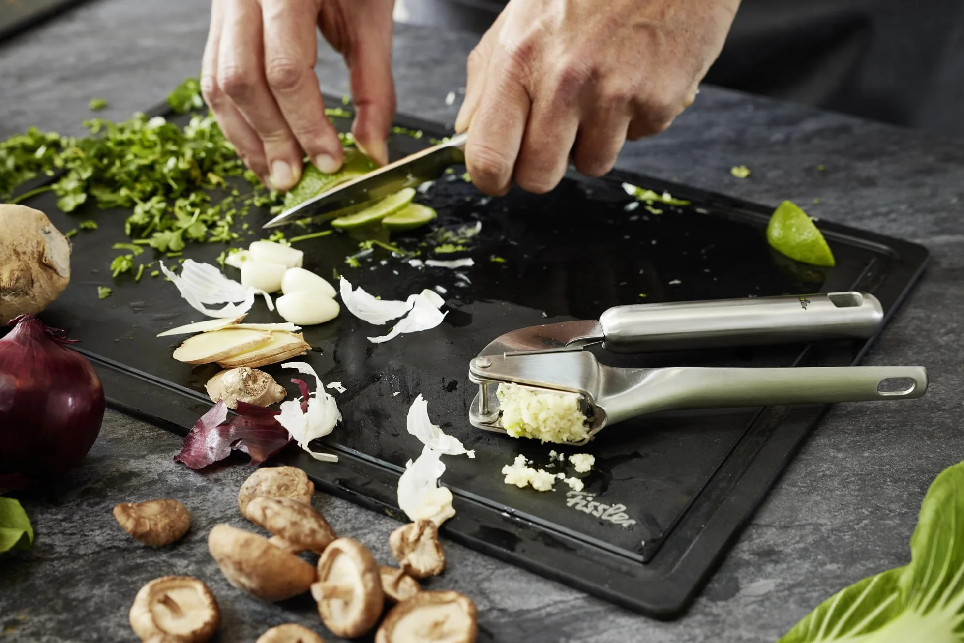 Fissler Essential/Edelstahl-Spaghettiheber (34 cm) großer Pasta-Löffel, Nudel-Kelle, mit Aufhänge-Öse, Spülmaschinen-geeignet