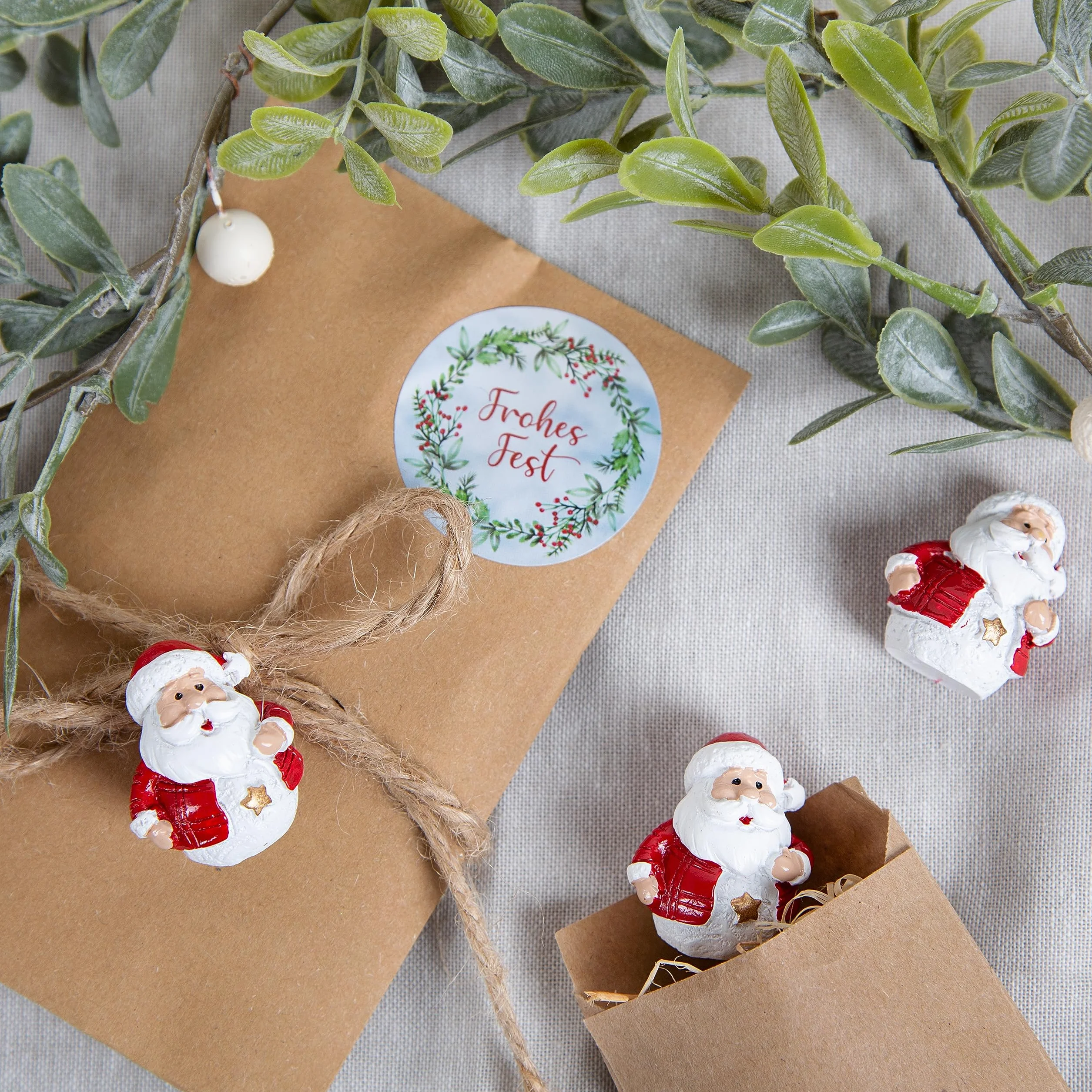 Logbuch-Verlag Mini Nikolaus Figuren 3 cm – 12 Stück kleine Weihnachtsmänner rot-weiß mit goldenem Stern – Tischdeko & Wichtelgeschenk Weihnachten