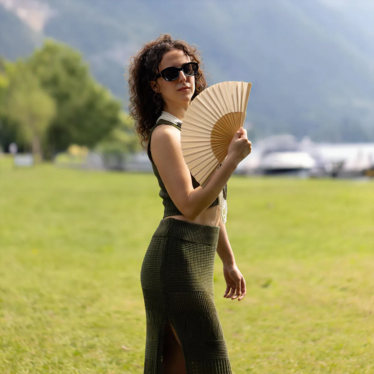 Faltbare beige Fächer aus handlackiertem Holz und Stoff, Fächer Hochzeit faltbar, Spanischer Fächer, Japanischer Fächer