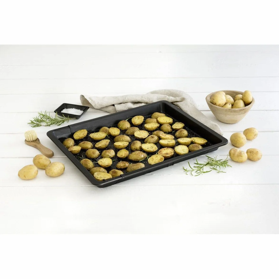 Zenker Black Metallic Perforiertes Backblech – Ausziehbar für perfekte Baguettes, Kuchen & Pizza, 52-37x33 cm, Ausziehbares Blech, Perforiert