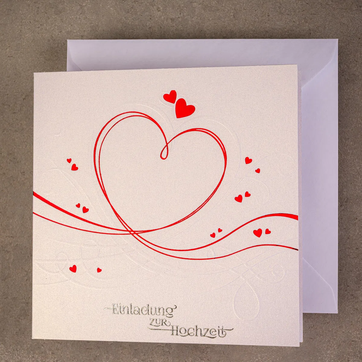 HOCHZEITSEINLADUNGEN - SATZ 20 St, 135x135mm MIT BEDRUCKBAREN EINLAGEN UND UMSCHLÄGEN FÜR HOCHZEIT – ROTE FOLIE, GEPRESSTES MUSTER AUF METALLICPAPIER, ZAP_DE_07
