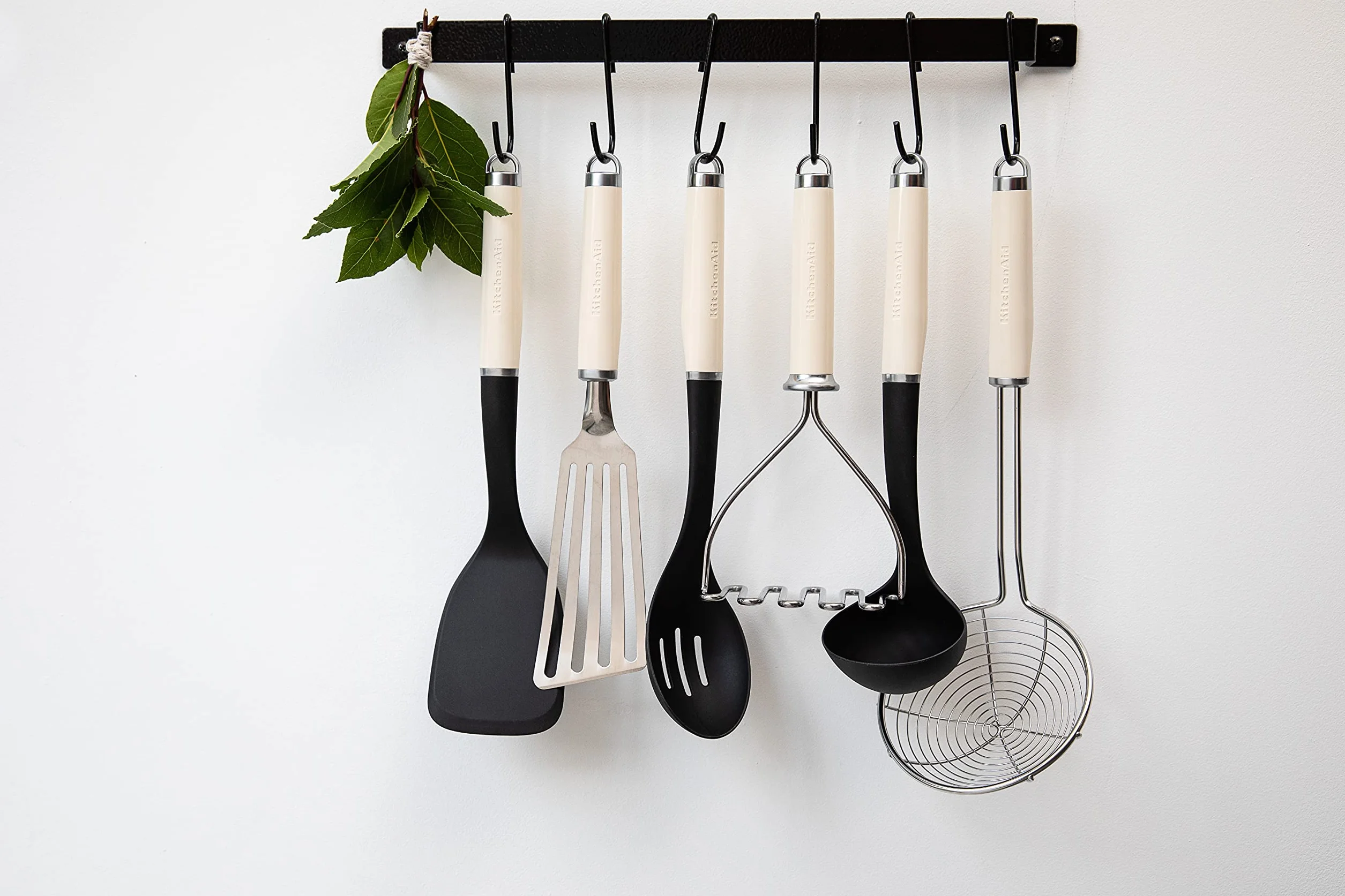 KitchenAid Kartoffelstampfer, Küchenutensil aus Edelstahl – Almond Creme