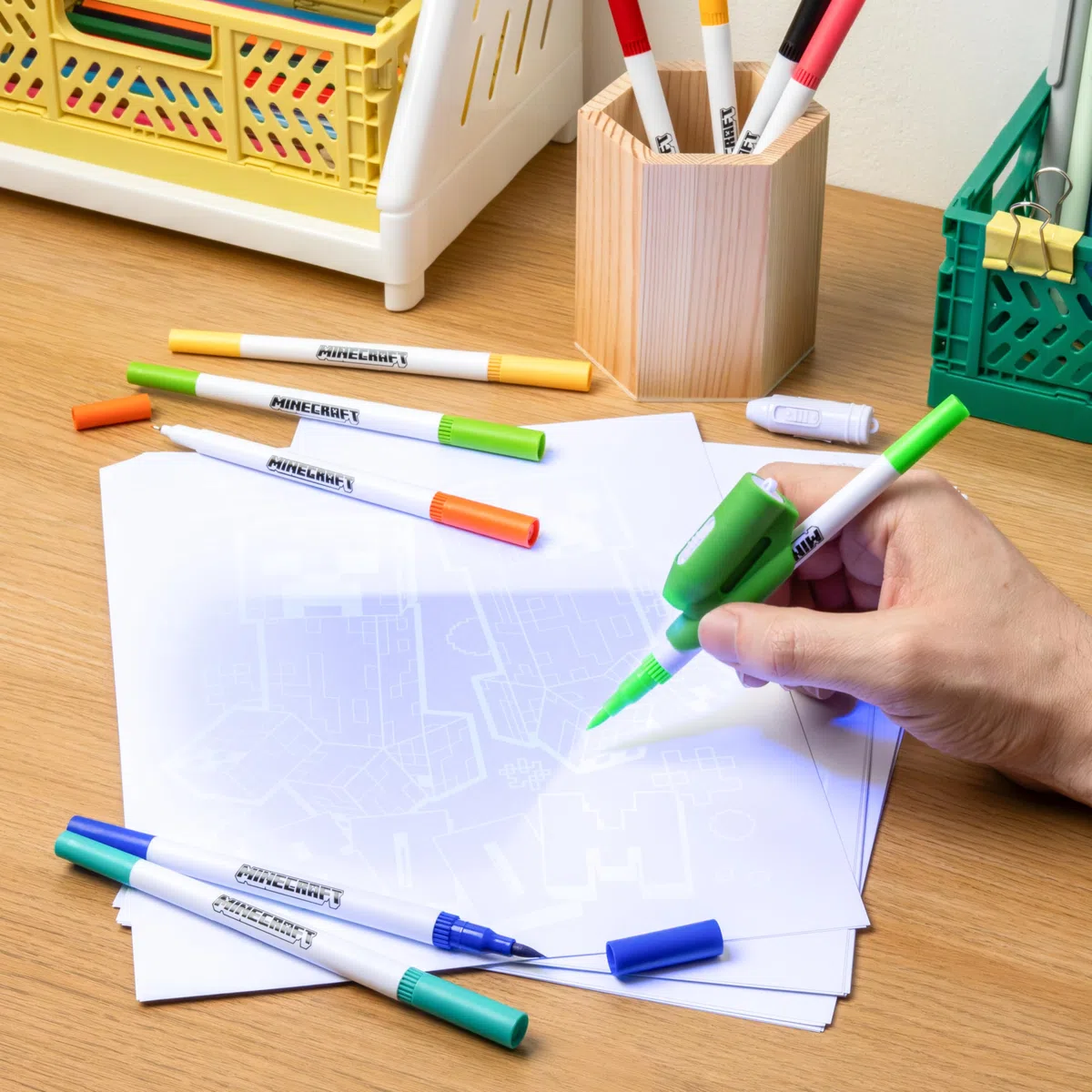Paladone WeCool Magic Trace Minecraft-Starterset, offiziell, aufleuchtend, Malset mit 16 Seiten zum Nachzeichnen, 10 Marker mit zwei Spitzen, 1 Glow-Grip-Linienzeigestift, Kunst-/Bastelset, ab 6